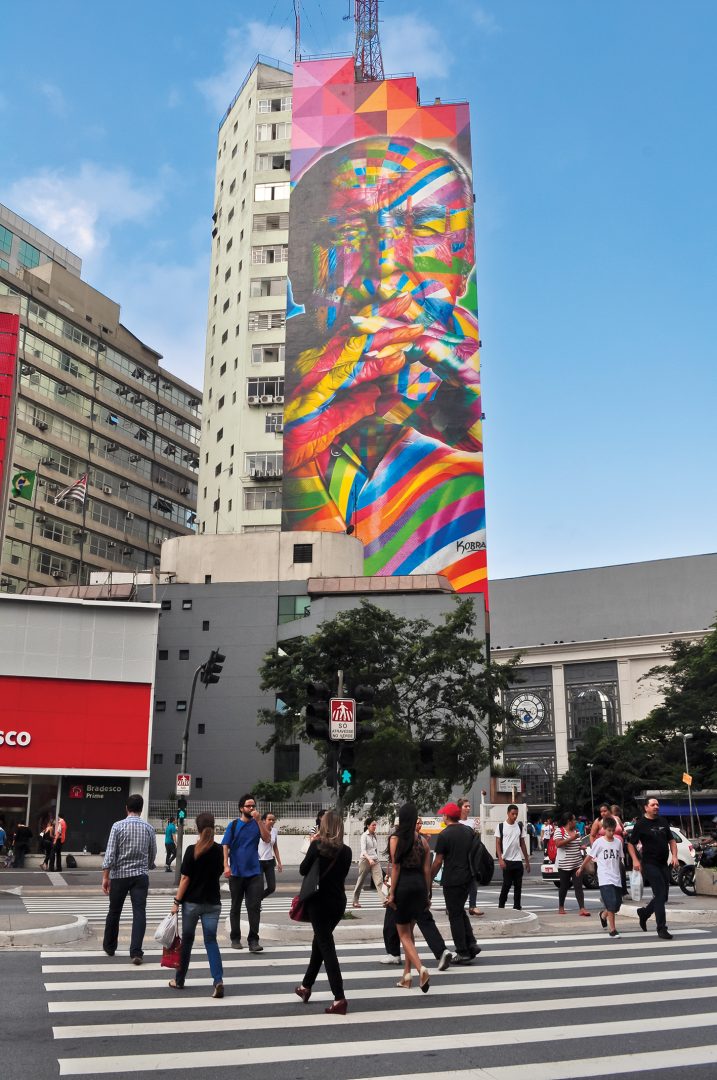 Avenida Paulista. Transeuntes cruzando frente al nuevo mural que hace homenaje al fallecido arquitecto Óscar Niemeyer.jpg