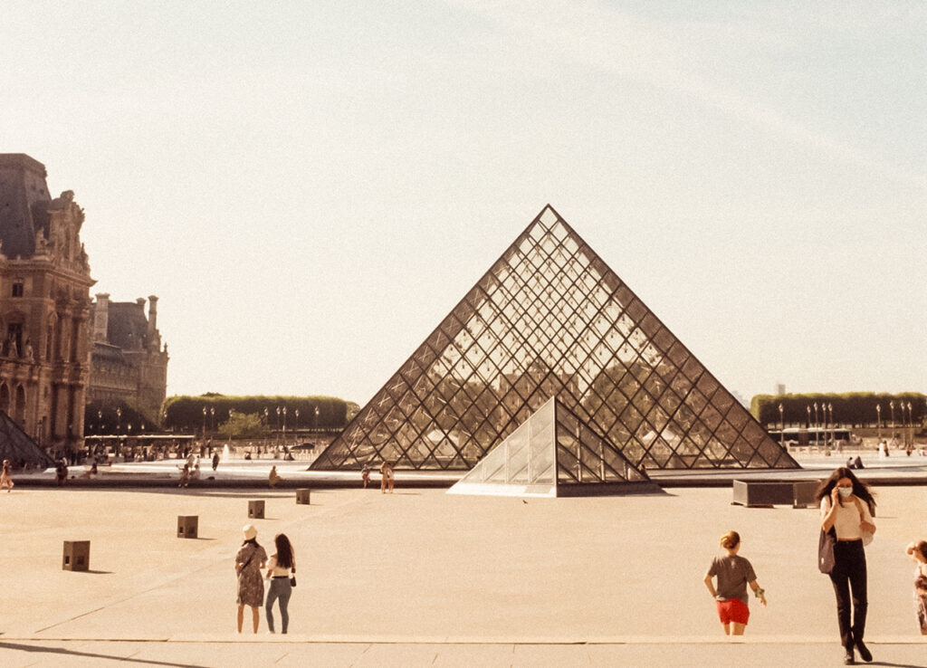 Todos los años el museo Louvre recibe más de 7 millones de visitantes.