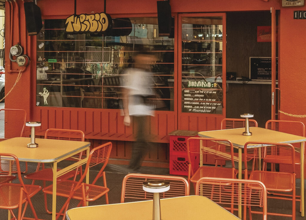 En Turbio hay que pedir un plato de alitas trufadas y preguntar por alguna sugerencia de vino para acompañar.