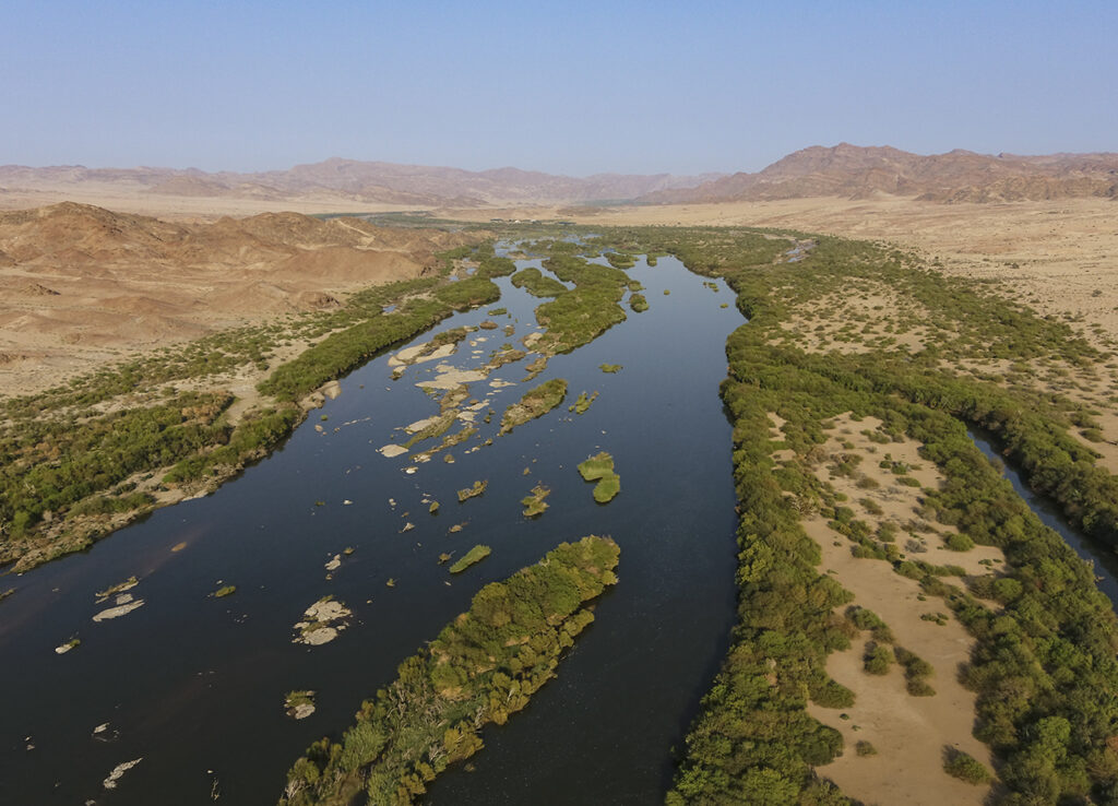 El Área de Conservación del Río Orange–Karoo (ORKCA), en el sur de Namibia, se extiende por más de 160.000 hectáreas. Fundada en 2020, la organización adopta un enfoque singular de la conservación, trabajando para adquirir tierras de acceso público y crear un área de conservación de gran envergadura, con el objetivo de proteger más de un millón de hectáreas en los próximos 15 a 20 años. Foto: © Rolex/James Kydd.