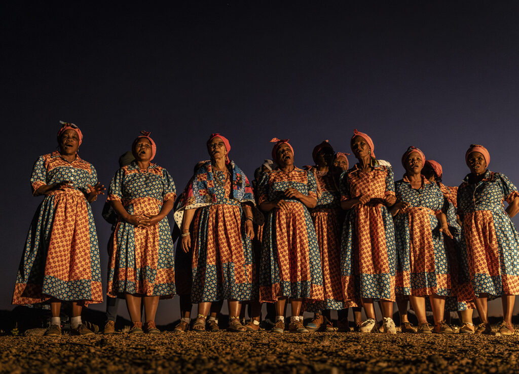 Un coro tradicional NAMA, conocido como las Orange River Queens, celebra la translocación de la fauna silvestre con canto y danza. Foto: © Rolex/James Kydd.