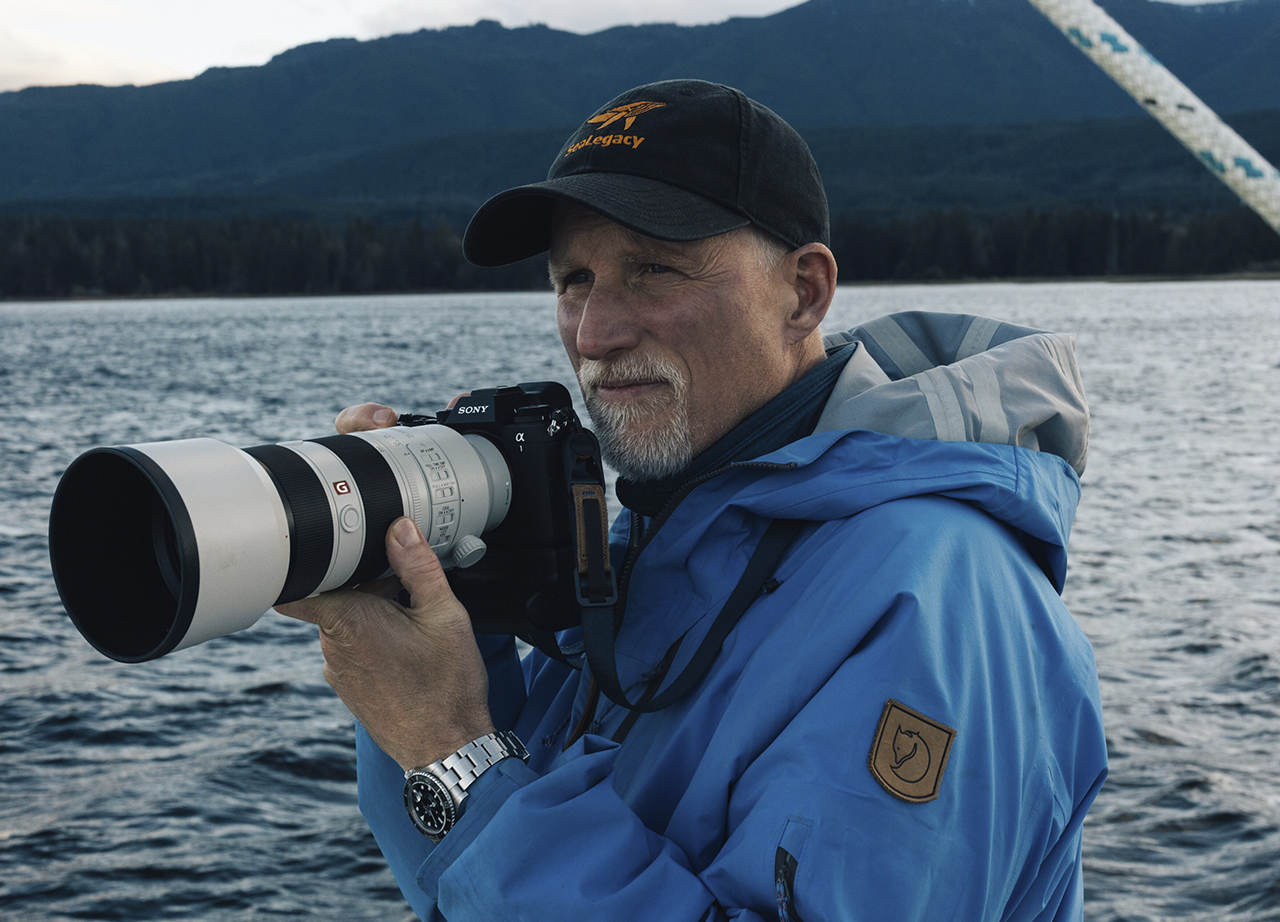 El Testimonial de Rolex Paul Nicklen fotografiando desde una embarcación en Deep Bay, en la isla de Vancouver. Foto: © Rolex / Arnaud Montagard.
