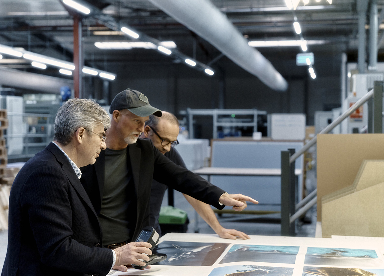 En la imprenta de Tours, Francia, el Testimonial de Rolex Paul Nicklen supervisa el proceso de impresión de su nuevo libro. Las imágenes del visionario fotógrafo han inspirado a audiencias de todo el mundo a valorar y proteger los ecosistemas de nuestro planeta. Foto: © Rolex / Thomas Chéné.
