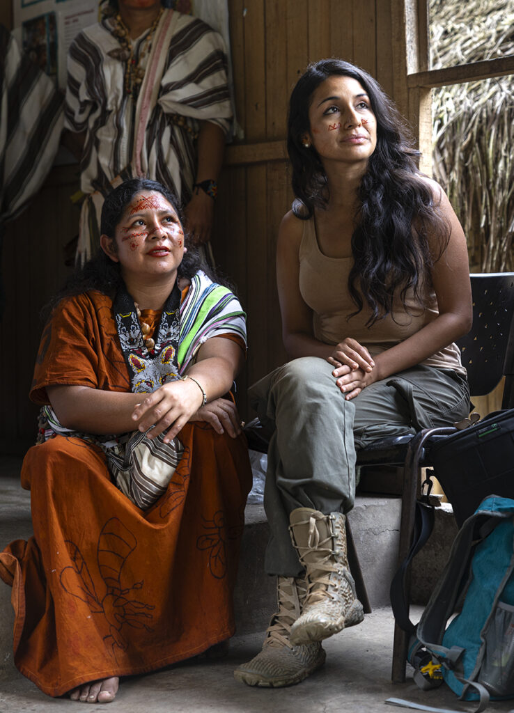La bióloga química y conservacionista Rosa Vásquez Espinoza junto a un miembro de la comunidad asháninka. Foto: © Rolex/Sofia Lopez Mañan.