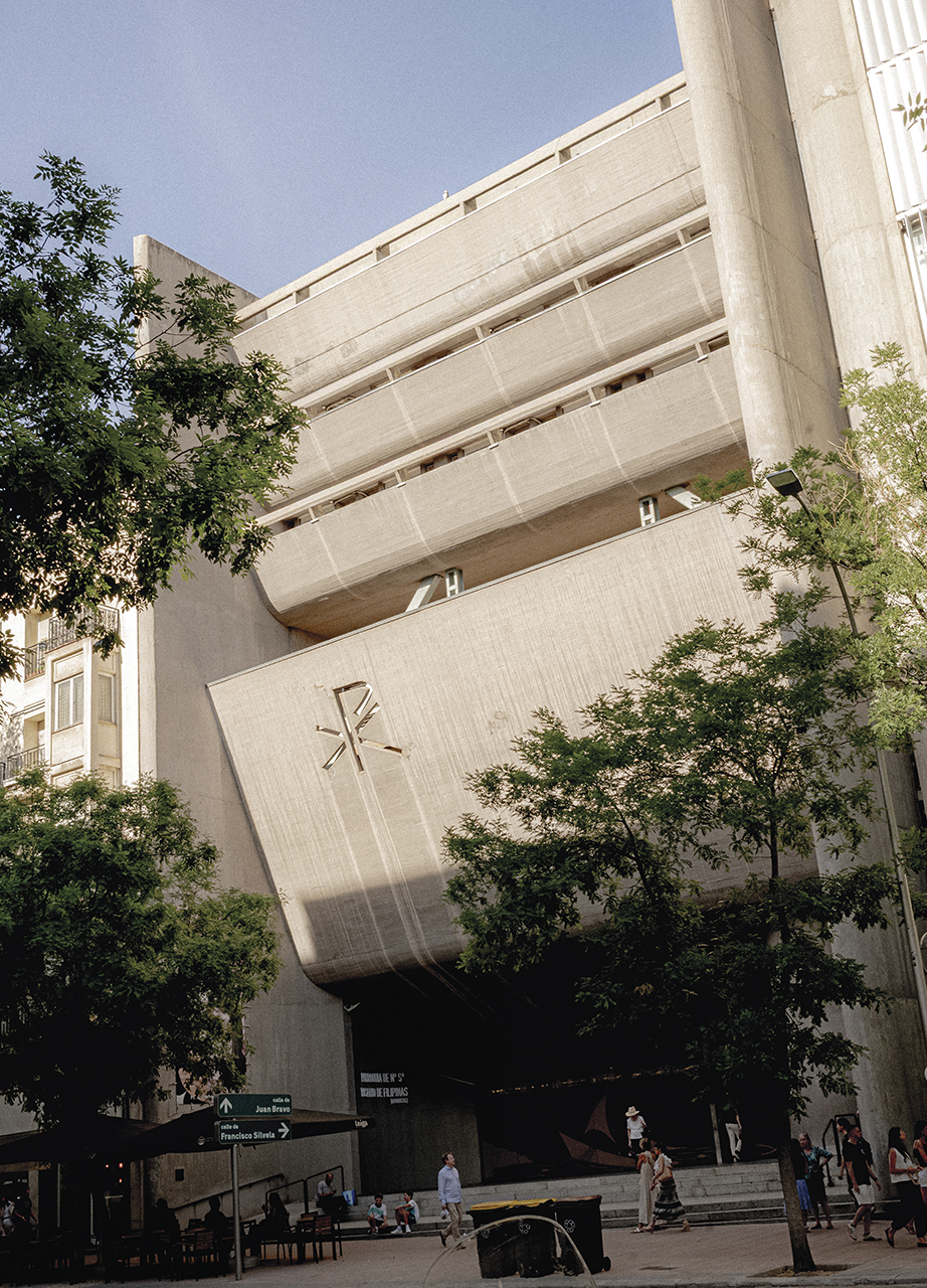 Parroquia de Nuestra Señora del Rosario de Filipinas, diseñada por el arquitecto Cecilio Sánchez-Robles Tarín en 1967.