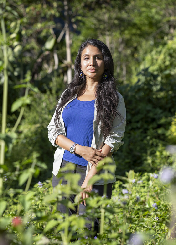 La bióloga química y conservacionista Rosa Vásquez Espinoza ha sido nombrada una de las cinco Laureadas de los Premios Rolex 2026. A través de su trabajo pionero, que vincula la deforestación de la Amazonia con el declive de las abejas sin aguijón, trabaja para proteger una especie y a las comunidades que dependen de ella. Fotos: © Rolex/Sofia Lopez Mañan.