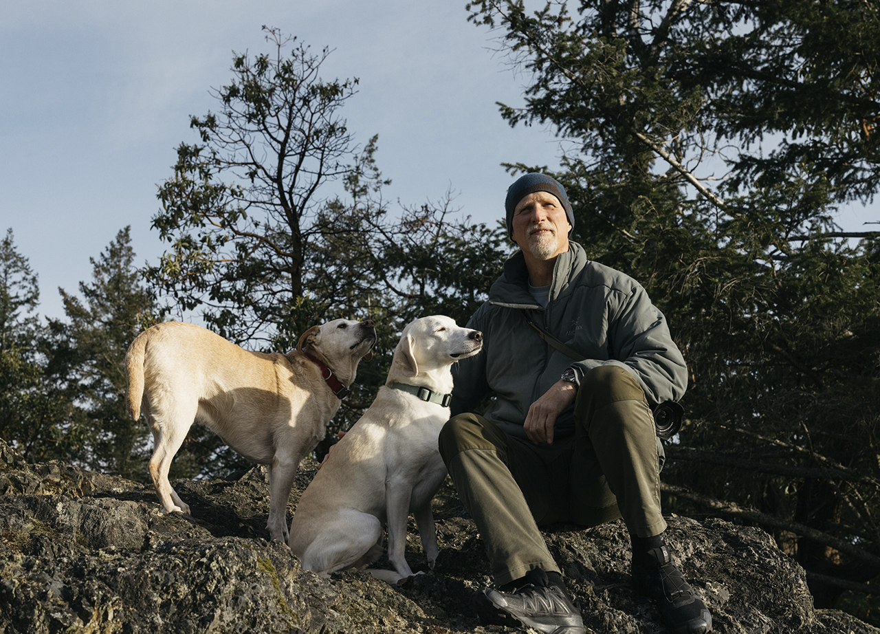 El Testimonial de Rolex Paul Nicklen con sus perros en Notch Hill, en la isla de Vancouver. Su nuevo libro, Reverence, reúne 200 fotografías espectaculares. Condensar 30 años de trabajo fotográfico en 344 páginas requirió más de un año de edición. Foto: © Rolex / Arnaud Montagard.