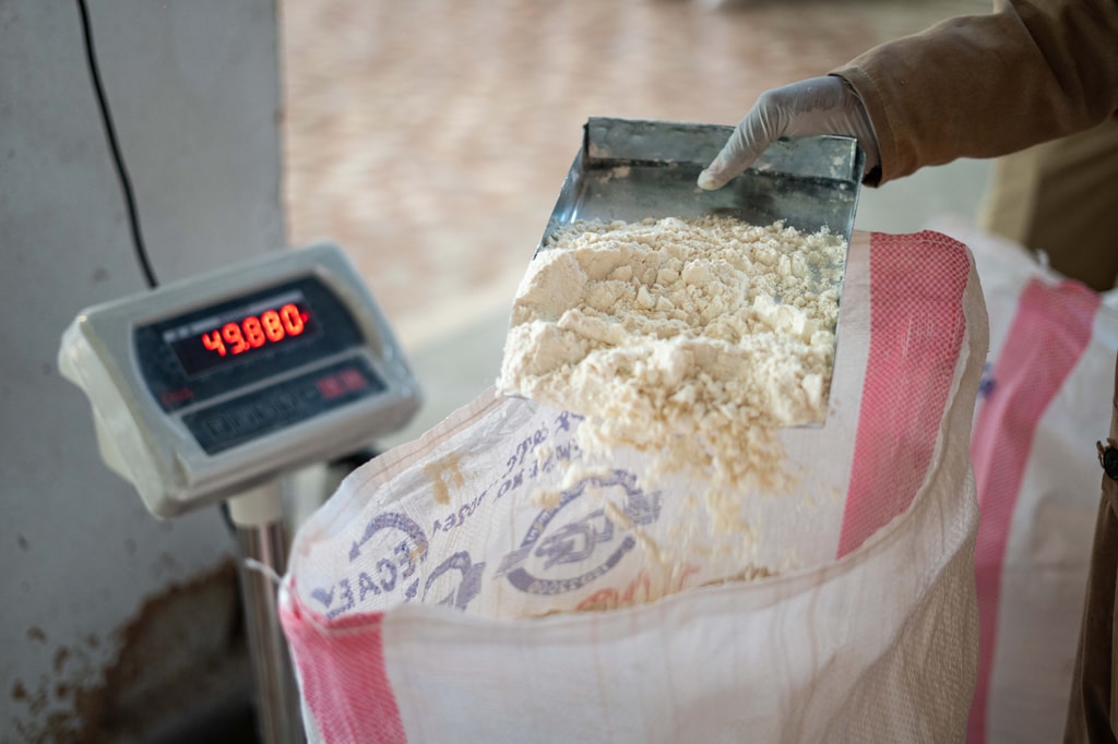 Una bolsa se llena con harina de trigo y se pesa en la fábrica Wakene Flour en Burayu, Etiopía, donde se está instalando un dosificador de Sanku. Con el apoyo de la Iniciativa Perpetual Planet de Rolex, Sanku ha seguido mejorando su dosificador para convertirlo en un producto aún más eficaz y atractivo. Foto: ©Rolex / Aurélie Marrier D’Unienville.