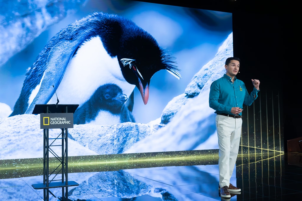 El conservacionista Pablo Garcia Borboroglu en una charla sobre Secrets of the Penguins. Foto: Mark Thiessen/National Geographic.