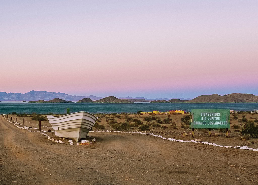 Bahía de los Ángeles, en la costa este de Baja California. Es un pueblo pesquero rodeado de desierto y montañas, con caminos de terracería y kilómetros de playas solitarias que dan al golfo de California. Su mayor atractivo es un archipiélago de 16 pequeñas islas que se despliegan frente a la costa y conforman la Reserva de la Biosfera Bahía de los Ángeles, importante refugio natural de diversas especies marinas.