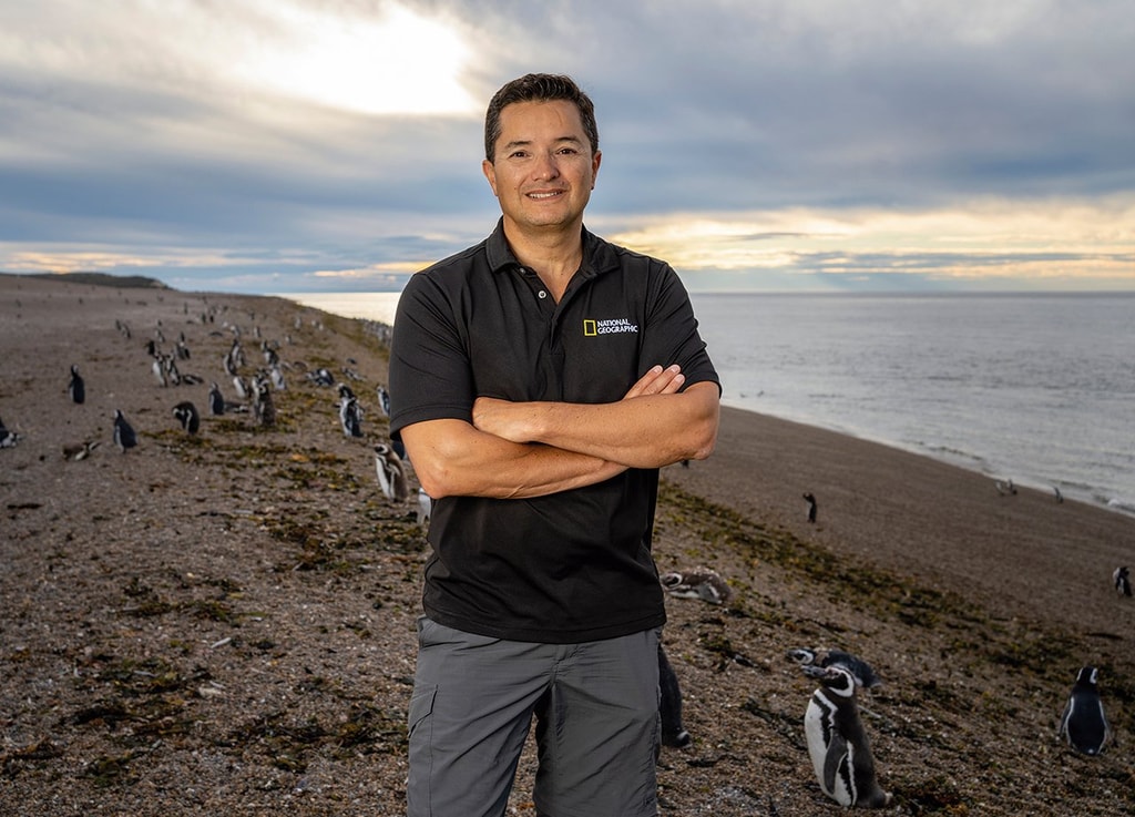 Pablo Borboroglu (en la foto) y su colega, el también Rolex National Geographic Explorer of the Year, Bertie Gregory, crean conciencia no sólo sobre la vulnerabilidad de las especies silvestres y sus hábitats, sino también sobre los esfuerzos de conservación que se llevan a cabo en todo el mundo. Foto: © Rolex / National Geographic / Luján Agusti