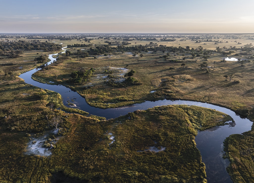 Vista aérea de los sinuosos canales de la cuenca del río Kwando, en Botsuana, que desemboca en el Zambeze. Más de 20 millones de personas en el sur de África, además de innumerables especies de plantas y animales, dependen de las caudalosas aguas del río Zambeze. Foto: ©The Wilderness Project/James Kydd.
