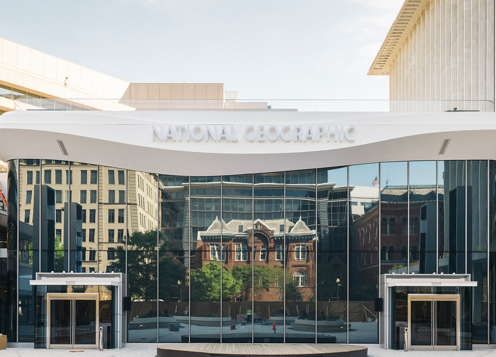 El exterior del Museum of Exploration, ubicado en el Base Camp de National Geographic Society, su recién renovada sede en Washington, D.C. Con una superficie de aproximadamente 9,300 metros cuadrados, el Museum of Exploration es un espacio abierto al público, diseñado para acercar la labor de la Sociedad a una audiencia global. Foto: © Rolex / Arnaud Montagard.