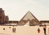 Todos los años el museo Louvre recibe más de 7 millones de visitantes.