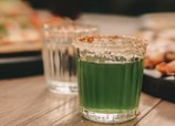 En cantinas y restaurantes el mezcal se sirve tradicionalmente en un vaso de veladora.