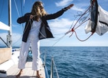 Ginevra Boldrocchi, coordinadora de Proyectos Científicos en One Ocean Foundation, arroja una red al Mediterráneo para recolectar muestras de plancton marino y entender más sobre la sanidad de las aguas en el cañón de Caprera. Foto: © Rolex