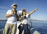 Biagio Violi, coordinador científico, y Giulia Calogero, presidenta de Menkab, buscan cetáceos en el mar de Liguria. Foto: ©Rolex / Frank Gazzola.