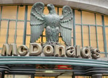 La entrada del McDonalds "Imperial" de Oporto se reconoce por la imponente escultura de un águila en la entrada.