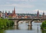 Los 185 metros del Alte Mainbrücke atraviesan el río Meno.