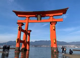 Esta puerta torii se encuentra en el mar interior de Seto. Es uno de los spots más socorridos por los turistas que visitan la isla y, conforme cambia la marea, uno se puede acercar más a la estructura.