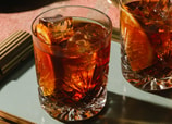 El negroni es un trago italiano a base de ginebra, Campari y vermut rojo.