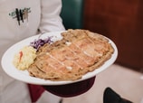 La milanesa de El Mirador se sirve en porciones abundantes, con una costra de queso encima.