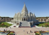 El templo principal del complejo mide 58 metros de altura y está construido únicamente con mármol de Carrara.