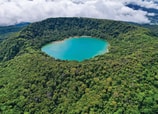 El volcán Poás, en Costa Rica, es famoso por la laguna que se ha formado en su cráter, de un intenso color turquesa debido a su alta concentración de ácido sulfúrico.