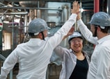 Miranda Wang (centro) celebra la exitosa puesta en marcha de la planta piloto de demostración con miembros del equipo de Novoloop. La innovadora tecnología de Wang nos acerca a un mundo sin contaminación por plástico. Foto: © Rolex / Greg White.