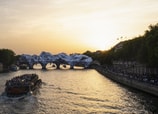 El puente más antiguo de París se transformó en una caverna