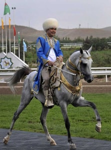 Cráter incsndescente la puerta del infierno en Turkmenistán