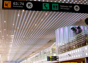 Largas filas en la Terminal 2 del AICM por contagios de Covid-19 entre la tripulación