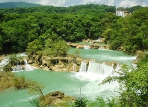 Fuga a la cascada en El Naranjo: entre la naturaleza y el vértigo
