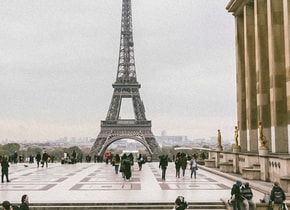 Incluso antes de visitar París, hemos viajado varias veces, en libros y películas, hasta sus lugares más icónicos, como la Torre Eiffel. Foto: Unsplash