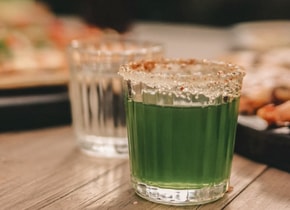 En cantinas y restaurantes el mezcal se sirve tradicionalmente en un vaso de veladora.