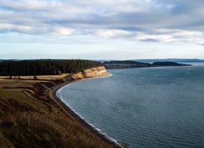 Ebey’s Landing es un destino perfecto para hacer largas caminatas por la playa, entre densos bosques. Foto: Miles Fortune.