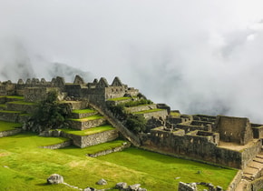 Escondidas entre las montañas, no es precisamente fácil llegar a Machu Picchu.