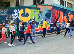 Las comunidades artísticas que están emergiendo en Cali suelen encontrarse en barrios como Siloé y San Antonio. Foto: Getty.