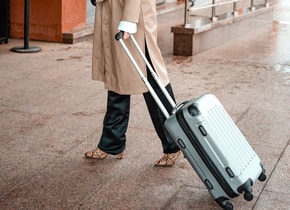 Viajar únicamente con equipaje de mano puede ser una de las opciones más prácticas.