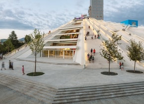 La Pirámide de Tirana fue un museo dedicado al dictador albanés Enver Hoxha, pero ahora se ha restaurado como centro de tecnología.