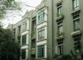 La icónica fachada verde de los edificios Condesa.