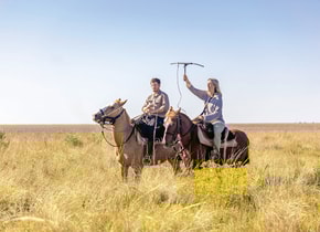 Pablo Guerra, encargado del Centro de Reintroducción de Jaguares, y Sofía Heinonen, directora ejecutiva de Rewilding Argentina, a caballo en la isla San Alonso, siguen a los ejemplares de jaguar que ya han sido devueltos a su hábitat. Foto: © Rolex / Sofía López Mañan.