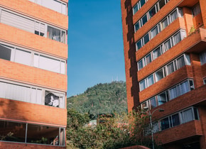 La icónica fachada de ladrillo de Las Torres.