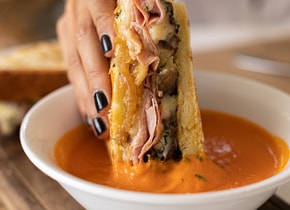 Sánduche de jamón y queso estilo francés de Casa Bistró. (Foto: cortesía)