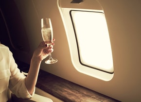 ¿Por qué no es buena idea tomar alcohol en un avión?