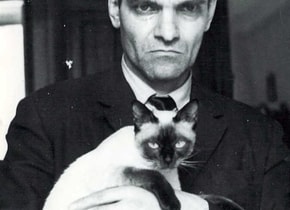 Yuri Knórozov y su gata Asya.