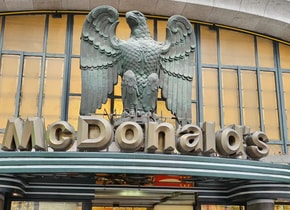 La entrada del McDonalds "Imperial" de Oporto se reconoce por la imponente escultura de un águila en la entrada.