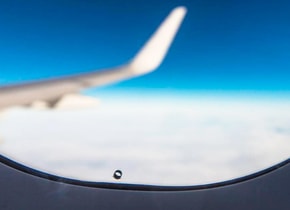 ¿Por qué hay un hoyito en las ventanas del avión?