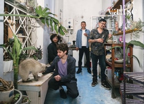 Mono Rojo se conforma por un grupo interdisciplinario de artistas que buscan crear a través de la cerámica.