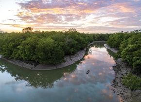 Amanecer en el río Muriá, en Curuçá. Los exploradores de National Geographic, Angelo Bernardino y Margaret Owuor, están trabajando aquí con comunidades locales para estudiar los manglares y entender la importancia de este ecosistema único. Foto: © Pablo Albarenga/National Geographic.